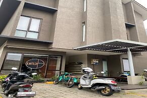 OYO 93998 Three J Living