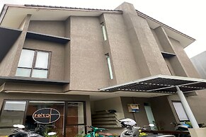 OYO 93998 Three J Living