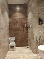 Kings Kraft Tremezzo Inn Somnath