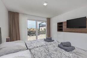 Spacious Pool Apartment Crikvenica