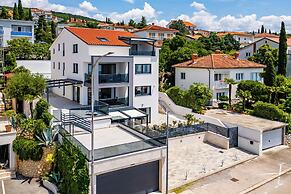 Spacious Pool Apartment Crikvenica