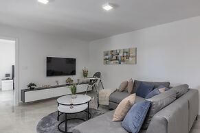 Spacious Pool Apartment Crikvenica