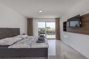 Spacious Pool Apartment Crikvenica