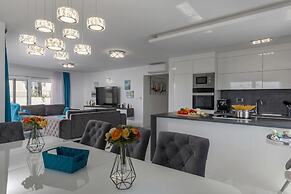 Luxury Pool Apartment With Sea View