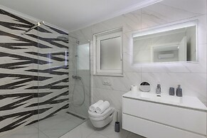 Luxury Pool Apartment With Sea View