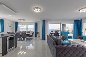 Luxury Pool Apartment With Sea View