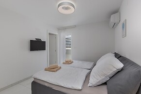 Luxury Pool Apartment With Sea View