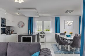 Luxury Pool Apartment With Sea View