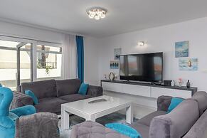 Luxury Pool Apartment With Sea View