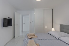 Luxury Pool Apartment With Sea View