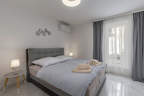 Luxury Pool Apartment With Sea View