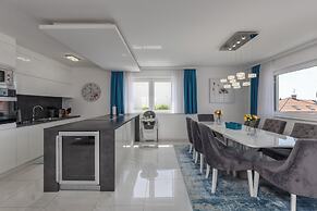 Luxury Pool Apartment With Sea View