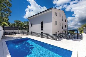 Luxury Pool Apartment With Sea View