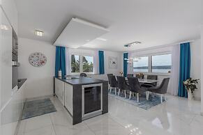 Luxury Pool Apartment With Sea View