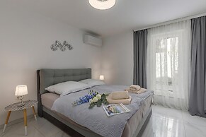 Luxury Pool Apartment With Sea View