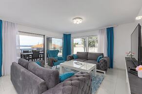 Luxury Pool Apartment With Sea View