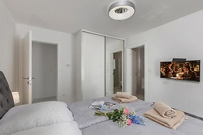 Luxury Pool Apartment With Sea View