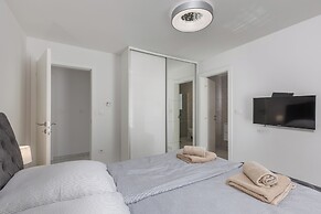 Luxury Pool Apartment With Sea View