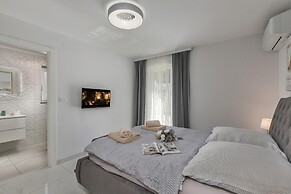 Luxury Pool Apartment With Sea View