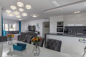 Luxury Pool Apartment With Sea View