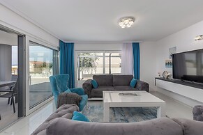 Luxury Pool Apartment With Sea View