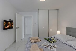 Luxury Pool Apartment With Sea View