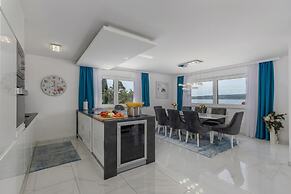 Luxury Pool Apartment With Sea View
