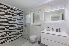 Luxury Pool Apartment With Sea View