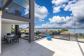 Luxury Pool Apartment With Sea View