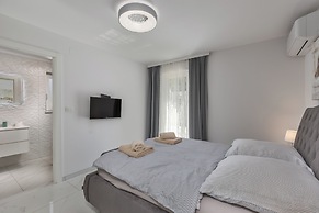 Luxury Pool Apartment With Sea View