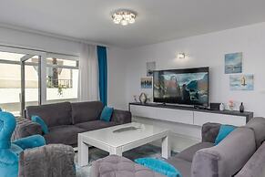 Luxury Pool Apartment With Sea View
