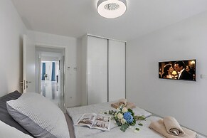 Luxury Pool Apartment With Sea View
