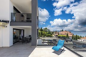 Luxury Pool Apartment With Sea View