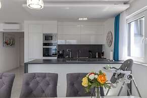 Luxury Pool Apartment With Sea View