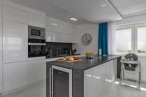 Luxury Pool Apartment With Sea View