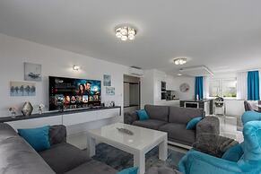 Luxury Pool Apartment With Sea View