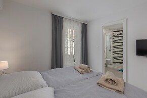 Luxury Pool Apartment With Sea View