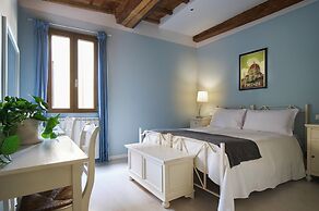 Blue Charm Florentine Apt by Oteego