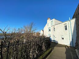 Fabulous Holiday Home by the sea in Ancient Crail