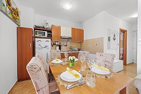 Mery's Sunny Pool Apartment