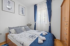 Mery's Sunny Pool Apartment