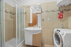 Mery's Sunny Pool Apartment