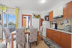 Mery's Sunny Pool Apartment