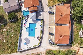 Mery's Sunny Pool Apartment