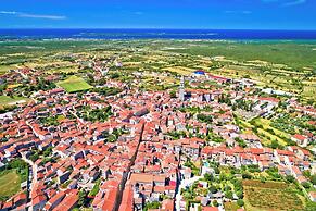 Mery's Sunny Pool Apartment