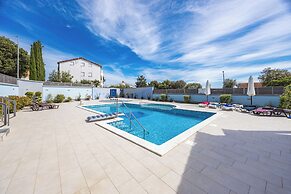 Mery's Sunny Pool Apartment