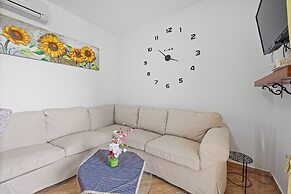 Mery's Sunny Pool Apartment