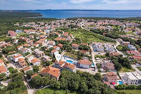 Mery's Sunny Pool Apartment