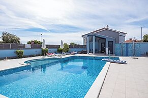 Mery's Sunny Pool Apartment