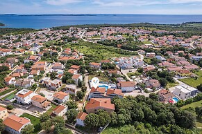 Mery's Sunny Pool Apartment